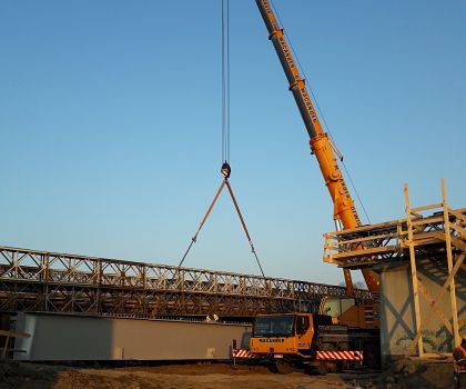 Montaż przęseł mostu o wadze 20 ton