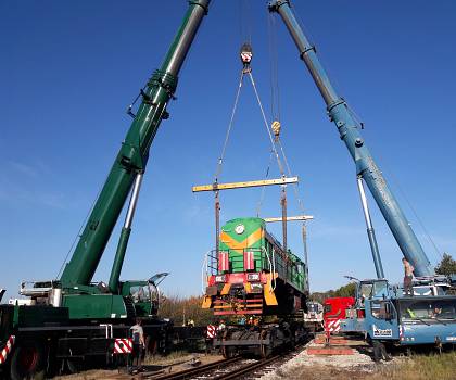 Podnoszenie lokomotywy o wadze 70 ton przy użyciu trawersów żurawiami Liebherr LTM 1200-5.1 oraz Liebherr LTM 1250-6.1